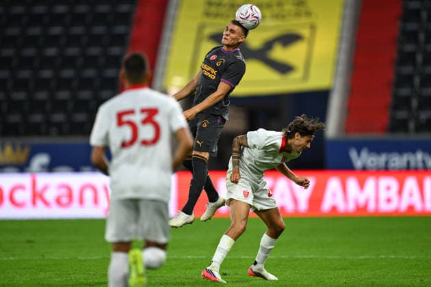 Galatasaray v Monza - Friendly LINZ, AUSTRIA - JULY 24: Kazimcan Karatas (C) of Galatasaray in action during a preseason friendly against Italy s Monza at Raiffeisen Arena in Linz, Austria, on July 24, 2026. Akin Celiktas Anadolu Linz Austria. Editorial use only. Please get in touch for any other usage.  Copyright: x2026xAnadoluxAkinxCeliktasx