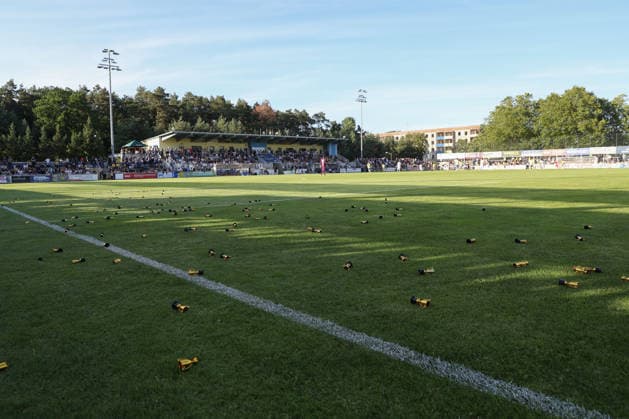 24.07.2026, xtgx, Fussball Regionalliga Nordost, FSV 63 Luckenwalde - 1. FC Lokomotive Leipzig, v.l. Symbolfoto, Symbolfoto Protest Fans haben kleine Pokal aufs Spielfeld geworfen (DFL DFB REGULATIONS PROHIBIT ANY USE OF PHOTOGRAPHS as IMAGE SEQUENCES and or QUASI-VIDEO) Luckenwalde *** July 24, 2026, xtgx, Northeast Regional League Soccer, FSV 63 Luckenwalde 1 FC Lokomotive Leipzig, from left: stock photo, stock photo. Protest: Fans threw a small trophy onto the field. DFL and DFB regulations prohibit any use of photographs as image sequences and or quasi-video. Luckenwalde