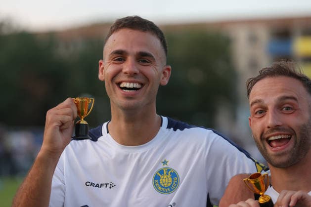 24.07.2026, xtgx, Fussball Regionalliga Nordost, FSV 63 Luckenwalde - 1. FC Lokomotive Leipzig, v.l. Farid Abderrahmane (Lok Leipzig, 8) Tobias Dombrowa (Lok Leipzig, 34) mit kleinen Pokalen (DFL DFB REGULATIONS PROHIBIT ANY USE OF PHOTOGRAPHS as IMAGE SEQUENCES and or QUASI-VIDEO) Luckenwalde *** July 24, 2026, xtgx, Northeast Regional League Soccer, FSV 63 Luckenwalde 1 FC Lokomotive Leipzig, from left: Farid Abderrahmane (Lok Leipzig), 8 Tobias Dombrowa, Lok Leipzig, 34 holding small trophies. DFL and DFB regulations prohibit any use of photographs as image sequences and or quasi-video. Luckenwalde