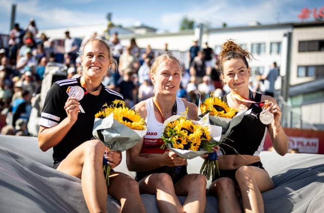 Deutsche Leichtathletik-Meisterschaften Stabhochsprung Frauen; Hannover, 24.07.2026 Strahlende Medaillengewinnerinnen im Stabhochsprung der Frauen (von links): Sarah Franziska Vogel (Eintracht Frankfurt e.V.), Anjuli Knäsche (VfB Stuttgart 1893) und Anna Hiesinger (LAZ Ludwigsburg); Deutsche Leichtathletik-Meisterschaften Stabhochsprung Frauen am 24.07.2026 auf dem Opernplatz in Hannover (Niedersachsen). *** German Track and Field Championships—Women’s Pole Vault, Hanover, July 24, 2026. Beaming medalists in the women’s pole vault, from left: Sarah Franziska Vogel, Eintracht Frankfurt e.V., Anjuli Knäsche, VfB Stuttgart 1893, and Anna Hiesinger, LAZ Ludwigsburg. German Track and Field Championships, Women’s Pole Vault, on July 24, 2026, at Opernplatz in Hanover, Lower Saxony Copyright: xBEAUTIFULxSPORTS R.xSchmittx