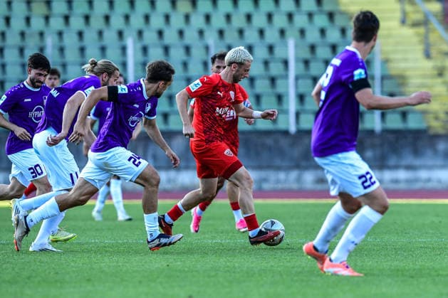 Regionalliga Bayern: TSV Schwaben Augsburg vs TSV Buchbach, Augsburg, 24.07.2026 Albano Gashi (TSV Buchbach, 34) umringt von Schwaben: Levis Schaber (TSV Schwaben Augsburg, 30), Rasmus Fackler-Stamm (TSV Schwaben Augsburg, 11), Elias Herzig (TSV Schwaben Augsburg, 24) Benedikt Krug (TSV Schwaben Augsburg, 22) , Augsburg, 24.07.2026 - 1. Spieltag der Regionalliga Bayern, TSV Schwaben Augsburg gegen TSV Buchbach, Augsburg, Rosenaustadion *** Bavarian Regional League: TSV Schwaben Augsburg vs. TSV Buchbach, Augsburg, July 24, 2026 Albano Gashi (TSV Buchbach), 34, surrounded by Schwaben’s Levis Schaber (TSV Schwaben Augsburg), 30, and Rasmus Fackler (TSV Schwaben Augsburg), 11, Elias Herzig, TSV Schwaben Augsburg, 24; Benedikt Krug, TSV Schwaben Augsburg, 22; Augsburg, July 24, 2026; Matchday 1 of the Bavarian Regional League, TSV Schwaben Augsburg vs. TSV Buchbach, Augsburg, Rosenaustadion Copyright: xBEAUTIFULxSPORTS Märklx