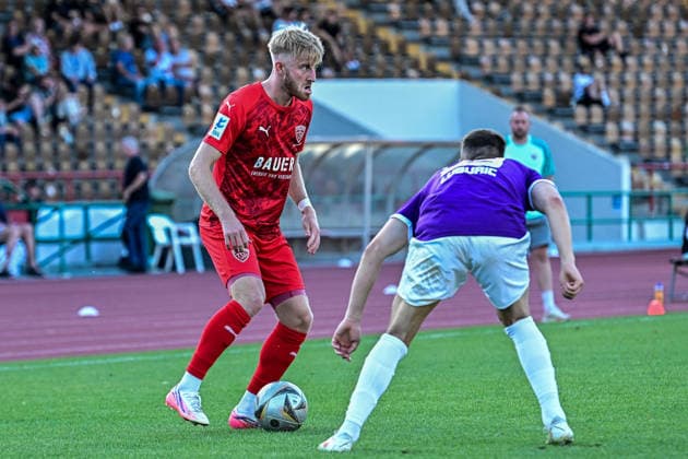 Regionalliga Bayern: TSV Schwaben Augsburg vs TSV Buchbach, Augsburg, 24.07.2026 Entschlossen im Zweikampf: Jonas Wieselsberger (TSV Buchbach, 37) gegen Marco Luburic (TSV Schwaben Augsburg, 23) , Augsburg, 24.07.2026 - 1. Spieltag der Regionalliga Bayern, TSV Schwaben Augsburg gegen TSV Buchbach, Augsburg, Rosenaustadion *** Bavarian Regional League: TSV Schwaben Augsburg vs. TSV Buchbach, Augsburg, July 24, 2026. Jonas Wieselsberger of TSV Buchbach (37) goes head-to-head with Marco Luburic of TSV Schwaben Augsburg (23), Augsburg, July 24, 2026 Matchday 1 of the Bavarian Regional League, TSV Schwaben Augsburg vs. TSV Buchbach, Augsburg, Rosenaustadion Copyright: xBEAUTIFULxSPORTS Märklx
