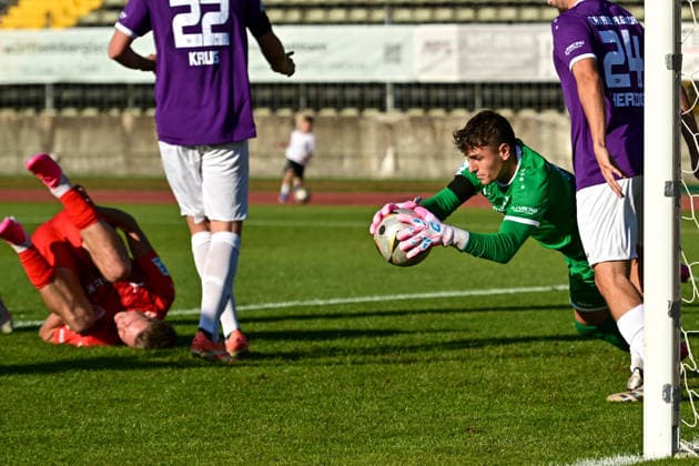 Regionalliga Bayern: TSV Schwaben Augsburg vs TSV Buchbach, Augsburg, 24.07.2026 Maximilian Reil (TSV Schwaben Augsburg, 1) pariert sicher und hält zu dem Zeitpunkt noch die Führung , Augsburg, 24.07.2026 - 1. Spieltag der Regionalliga Bayern, TSV Schwaben Augsburg gegen TSV Buchbach, Augsburg, Rosenaustadion *** Bavarian Regional League: TSV Schwaben Augsburg vs. TSV Buchbach, Augsburg, July 24, 2026 Maximilian Reil of TSV Schwaben Augsburg makes a confident save and keeps his team in the lead at that point, Augsburg, July 24, 2026 Matchday 1 of the Bavarian Regional League, TSV Schwaben Augsburg vs. TSV Buchbach, Augsburg, Rosenaustadion Copyright: xBEAUTIFULxSPORTS Märklx
