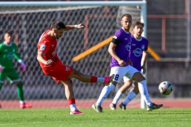 Regionalliga Bayern: TSV Schwaben Augsburg vs TSV Buchbach, Augsburg, 24.07.2026 Rocco Tavra (TSV Buchbach, 5) flankt im Mittelfeld; dahinter Felix Schwarzholz (TSV Schwaben Augsburg, 8), Augsburg, 24.07.2026 - 1. Spieltag der Regionalliga Bayern, TSV Schwaben Augsburg gegen TSV Buchbach, Augsburg, Rosenaustadion *** Bavarian Regional League: TSV Schwaben Augsburg vs. TSV Buchbach, Augsburg, July 24, 2026. Rocco Tavra (TSV Buchbach) crosses the ball from midfield, with Felix Schwarzholz (TSV Schwaben Augsburg) behind him, 8, Augsburg, July 24, 2026 Matchday 1 of the Bavarian Regional League, TSV Schwaben Augsburg vs. TSV Buchbach, Augsburg, Rosenaustadion Copyright: xBEAUTIFULxSPORTS Märklx