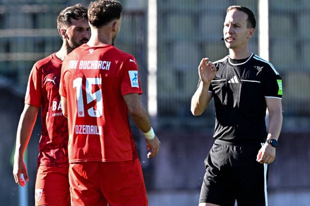 Regionalliga Bayern: TSV Schwaben Augsburg vs TSV Buchbach, Augsburg, 24.07.2026 Schiedsrichter Quirin Demlehner ermahnt Faton Dzemailji (TSV Buchbach, 15) , Augsburg, 24.07.2026 - 1. Spieltag der Regionalliga Bayern, TSV Schwaben Augsburg gegen TSV Buchbach, Augsburg, Rosenaustadion *** Bavarian Regional League: TSV Schwaben Augsburg vs. TSV Buchbach, Augsburg, July 24, 2026. Referee Quirin Demlehner cautions Faton Dzemailji of TSV Buchbach, 15, Augsburg, July 24, 2026 Matchday 1 of the Bavarian Regional League, TSV Schwaben Augsburg vs. TSV Buchbach, Augsburg, Rosenaustadion Copyright: xBEAUTIFULxSPORTS Märklx