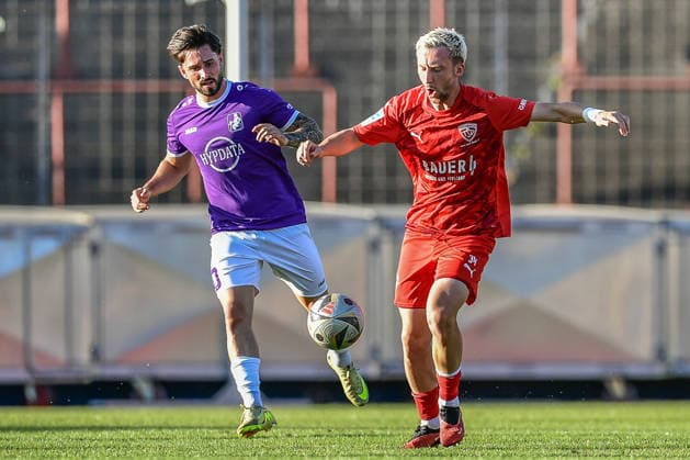 Regionalliga Bayern: TSV Schwaben Augsburg vs TSV Buchbach, Augsburg, 24.07.2026 Albano Gashi (TSV Buchbach, 34) am Ball gegen Levis Schaber (TSV Schwaben Augsburg, 30) , Augsburg, 24.07.2026 - 1. Spieltag der Regionalliga Bayern, TSV Schwaben Augsburg gegen TSV Buchbach, Augsburg, Rosenaustadion *** Bavarian Regional League: TSV Schwaben Augsburg vs. TSV Buchbach, Augsburg, July 24, 2026. Albano Gashi (TSV Buchbach, 34) in action against Levis Schaber (TSV Schwaben Augsburg, 30), Augsburg, July 24, 2026 Matchday 1 of the Bavarian Regional League, TSV Schwaben Augsburg vs. TSV Buchbach, Augsburg, Rosenaustadion Copyright: xBEAUTIFULxSPORTS Märklx