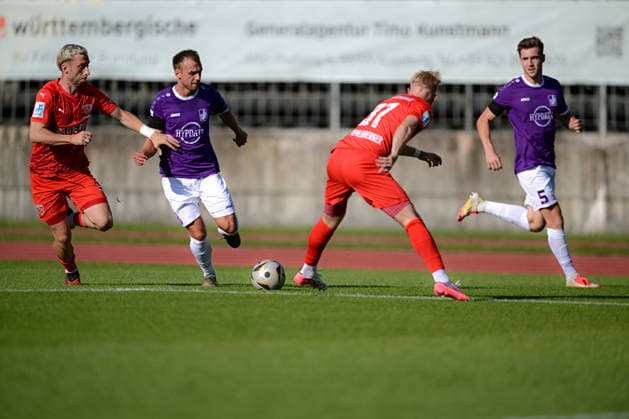 Regionalliga Bayern: TSV Schwaben Augsburg vs TSV Buchbach, Augsburg, 24.07.2026 Felix Schwarzholz (TSV Schwaben Augsburg, 8) am Ball gegen Albano Gashi (TSV Buchbach, 34) links und Jonas Wieselsberger (TSV Buchbach, 37) rechts; dahinter Dennis Ruisinger (TSV Schwaben Augsburg, 5), Augsburg, 24.07.2026 - 1. Spieltag der Regionalliga Bayern, TSV Schwaben Augsburg gegen TSV Buchbach, Augsburg, Rosenaustadion *** Bavarian Regional League: TSV Schwaben Augsburg vs. TSV Buchbach, Augsburg, July 24, 2026 Felix Schwarzholz (TSV Schwaben Augsburg), No. 8, in possession against Albano Gashi (TSV Buchbach), No. 34 on the left, and Jonas Wieselsberger (TSV Buchbach), No. 37 on the right, with Dennis Ruisinger (TSV Schwaben Augsburg) 5, Augsburg, July 24, 2026, Matchday 1 of the Bavarian Regional League, TSV Schwaben Augsburg vs. TSV Buchbach, Augsburg, Rosenaustadion Copyright: xBEAUTIFULxSPORTS Märklx