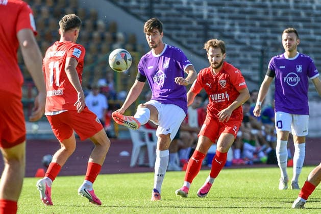Regionalliga Bayern: TSV Schwaben Augsburg vs TSV Buchbach, Augsburg, 24.07.2026 Benedikt Krug (TSV Schwaben Augsburg, 22) am Ball gegen Tobias Stoßberger (TSV Buchbach, 11) und Tobias Heiland (TSV Buchbach, 10) , Augsburg, 24.07.2026 - 1. Spieltag der Regionalliga Bayern, TSV Schwaben Augsburg gegen TSV Buchbach, Augsburg, Rosenaustadion *** Bavarian Regional League: TSV Schwaben Augsburg vs. TSV Buchbach, Augsburg, July 24, 2026. Benedikt Krug (TSV Schwaben Augsburg, No. 22) in possession against Tobias Stoßberger (TSV Buchbach, No. 11) and Tobias Heiland (TSV Buchbach, No. 10), Augsburg, July 24, 2026 Matchday 1 of the Bavarian Regional League, TSV Schwaben Augsburg vs. TSV Buchbach, Augsburg, Rosenaustadion Copyright: xBEAUTIFULxSPORTS Märklx