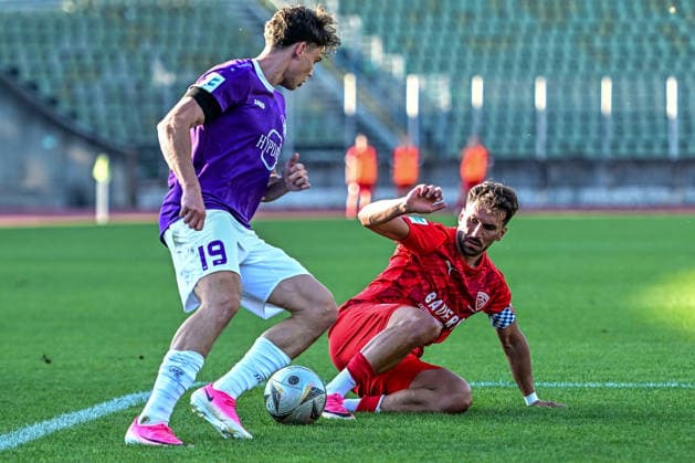 Regionalliga Bayern: TSV Schwaben Augsburg vs TSV Buchbach, Augsburg, 24.07.2026 Harter kampf um den Ball im Strafraum der Schwaben: Mark Radoki (TSV Schwaben Augsburg, 19) gegen Samed Bahar (TSV Buchbach, 8) , Augsburg, 24.07.2026 - 1. Spieltag der Regionalliga Bayern, TSV Schwaben Augsburg gegen TSV Buchbach, Augsburg, Rosenaustadion *** Bavarian Regional League: TSV Schwaben Augsburg vs. TSV Buchbach, Augsburg, July 24, 2026. A fierce battle for the ball in Schwaben’s penalty area between Mark Radoki of TSV Schwaben Augsburg (No. 19) and Samed Bahar of TSV Buchbach, 8, Augsburg, July 24, 2026 Matchday 1 of the Bavarian Regional League, TSV Schwaben Augsburg vs. TSV Buchbach, Augsburg, Rosenaustadion Copyright: xBEAUTIFULxSPORTS Märklx