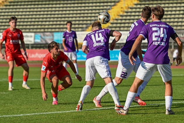 Regionalliga Bayern: TSV Schwaben Augsburg vs TSV Buchbach, Augsburg, 24.07.2026 Abwehrschlacht der Schwaben. Hier klärt Marco Greisel (TSV Schwaben Augsburg, 14) per Kopfball , Augsburg, 24.07.2026 - 1. Spieltag der Regionalliga Bayern, TSV Schwaben Augsburg gegen TSV Buchbach, Augsburg, Rosenaustadion *** Bavarian Regional League: TSV Schwaben Augsburg vs. TSV Buchbach, Augsburg, July 24, 2026. A defensive battle for the Schwaben. Here, Marco Greisel of TSV Schwaben Augsburg clears the ball with a header in the 14th minute, Augsburg, July 24, 2026 Matchday 1 of the Bavarian Regional League, TSV Schwaben Augsburg vs. TSV Buchbach, Augsburg, Rosenaustadion Copyright: xBEAUTIFULxSPORTS Märklx