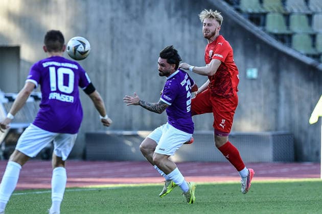 Regionalliga Bayern: TSV Schwaben Augsburg vs TSV Buchbach, Augsburg, 24.07.2026 Harter Kampf um den Ball: Levis Schaber (TSV Schwaben Augsburg, 30) gegen Jonas Wieselsberger (TSV Buchbach, 37) , Augsburg, 24.07.2026 - 1. Spieltag der Regionalliga Bayern, TSV Schwaben Augsburg gegen TSV Buchbach, Augsburg, Rosenaustadion *** Bavarian Regional League: TSV Schwaben Augsburg vs. TSV Buchbach, Augsburg, July 24, 2026. A fierce battle for the ball between Levi Schaber of TSV Schwaben Augsburg (30) and Jonas Wieselsberger of TSV Buchbach (37), Augsburg, July 24, 2026 Matchday 1 of the Bavarian Regional League, TSV Schwaben Augsburg vs. TSV Buchbach, Augsburg, Rosenaustadion Copyright: xBEAUTIFULxSPORTS Märklx