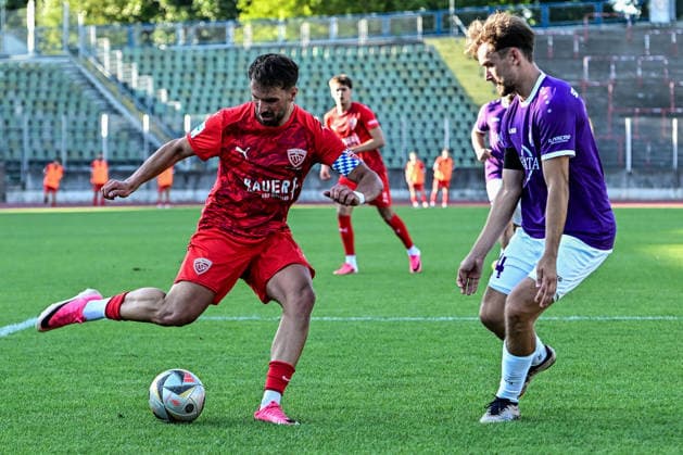 Regionalliga Bayern: TSV Schwaben Augsburg vs TSV Buchbach, Augsburg, 24.07.2026 Samed Bahar (TSV Buchbach, 8) flankt im Strafraum der Schwaben; Elias Herzig (TSV Schwaben Augsburg, 24) in der Verteidigung , Augsburg, 24.07.2026 - 1. Spieltag der Regionalliga Bayern, TSV Schwaben Augsburg gegen TSV Buchbach, Augsburg, Rosenaustadion *** Bavarian Regional League: TSV Schwaben Augsburg vs. TSV Buchbach, Augsburg, July 24, 2026. Samed Bahar (TSV Buchbach) delivers a cross into the Schwaben penalty area; Elias Herzig (TSV Schwaben Augsburg), No. 24, is in defense, Augsburg, July 24, 2026 Matchday 1 of the Bavarian Regional League, TSV Schwaben Augsburg vs. TSV Buchbach, Augsburg, Rosenaustadion Copyright: xBEAUTIFULxSPORTS Märklx