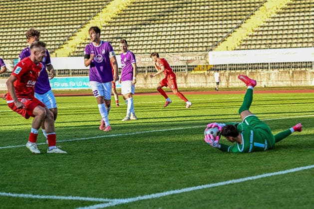 Regionalliga Bayern: TSV Schwaben Augsburg vs TSV Buchbach, Augsburg, 24.07.2026 Letzte Aktion: Maximilian Reil (TSV Schwaben Augsburg, 1) hält den Ball und damit auch den Punkt für die Schwaben , Augsburg, 24.07.2026 - 1. Spieltag der Regionalliga Bayern, TSV Schwaben Augsburg gegen TSV Buchbach, Augsburg, Rosenaustadion *** Bavarian Regional League: TSV Schwaben Augsburg vs. TSV Buchbach, Augsburg, July 24, 2026. Final play: Maximilian Reil of TSV Schwaben Augsburg (No. 1) holds onto the ball, securing the point for the Swabians, Augsburg, July 24, 2026 Matchday 1 of the Bavarian Regional League, TSV Schwaben Augsburg vs. TSV Buchbach, Augsburg, Rosenaustadion Copyright: xBEAUTIFULxSPORTS Märklx