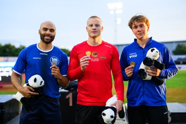 260724 Jean-Christian Zirignon, IFK Lidingö, Henrik Larsson, IF Göta Karlstad, och Linus Pihl, IFK Växjö, jublar efter herrarnas 100 m under dag 1 av friidrotts-SM den 24 juli 2026 i Uppsala. *** July 24, 2026: Jean Christian Zirignon of IFK Lidingö, Henrik Larsson of IF Göta Karlstad, and Linus Pihl of IFK Växjö celebrate after the men’s 100-meter race on Day 1 of the Swedish Track and Field Championships on July 24, 2026, in Uppsala  Copyright: ARONxBROMAN BB260724AM090