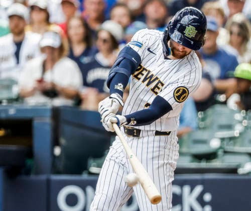 Milwaukee Brewers second baseman Brice Turang hits a single in the first inning of the MLB, Baseball Herren, USA game between the Colorado Rockies and the Milwaukee Brewers at American Family Field in Milwaukee, Wisconsin on Friday July 24, 2026.  MIL20260724810 TANNENxMAURY