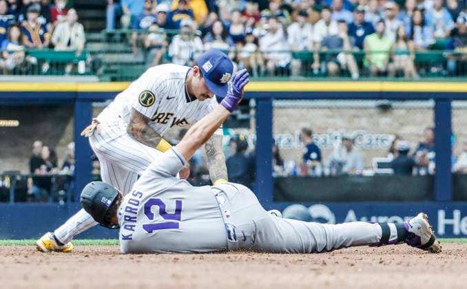 Milwaukee Brewers shortstop Joey Ortiz tags out Colorado Rockies third baseman Kyle Karros as Karros attempts to double in the third inning of the MLB, Baseball Herren, USA game between the Colorado Rockies and the Milwaukee Brewers at American Family Field in Milwaukee, Wisconsin on Friday July 24, 2026.  MIL20260724813 TANNENxMAURY