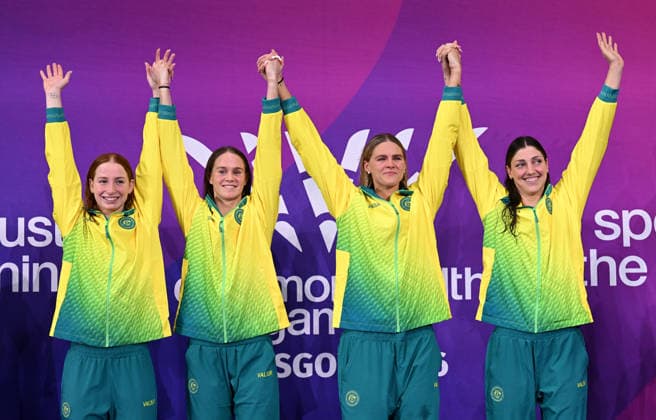 COM26 SWIMMING FINALS, (L-R) Mollie O Callaghan, Alex Perkins, Shayna Jack and Meg Harris of Australia during the medal ceremony after winning Gold in the Women™s 4 x 100m Freestyle Relay Final during the Glasgow 2026 Commonwealth Games at the Tollcross International Swimming Centre in Glasgow, Scotland, Friday, July 24, 2026. ( NO ARCHIVING, EDITORIAL USE ONLY Glasgow Scotland United Kingdom  Copyright: xDEANxLEWINSx 20260725178018476320