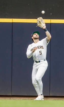 Milwaukee Brewers center fielder Garrett Mitchell catches a fly ball hit by Colorado Rockies first baseman Troy Johnston in the fifth inning of the MLB, Baseball Herren, USA game between the Colorado Rockies and the Milwaukee Brewers at American Family Field in Milwaukee, Wisconsin on Friday July 24, 2026.  MIL20260724820 TANNENxMAURY