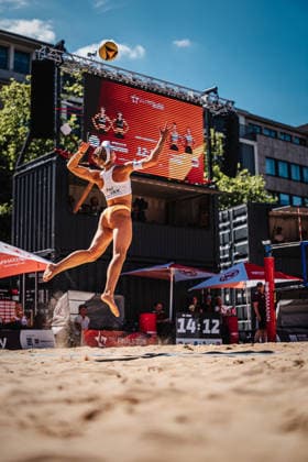 Beachvolleyball Frauen Allianz German Beach Club Finals Die Finals 2026 Hannover Eintracht Spontent vs. Berlin Reciycling Volleys 24.07.2026 Melanie Paul beim Aufschlag Hannover Opernplatz Niedersachsen Deutschland *** Women s Beach Volleyball: Allianz German Beach Club Finals — The 2026 Finals, Hannover: Eintracht Spontent vs. Berlin Recycling Volleys, July 24, 2026. Melanie Paul serving at Opernplatz in Hannover, Lower Saxony, Germany