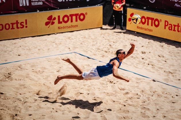 Beachvolleyball Männer Allianz German Beach Club Finals Die Finals 2026 Hannover Beachclub Kiel vs. Beachvolley United 24.07.2026 Hennes Nissen springt zum Ball Hannover Opernplatz Niedersachsen Deutschland *** Men s Beach Volleyball Allianz German Beach Club Finals: The 2026 Finals in Hanover—Beachclub Kiel vs. Beachvolley United, July 24, 2026. Hennes Nissen jumps for the ball at Opernplatz in Hanover, Lower Saxony, Germany