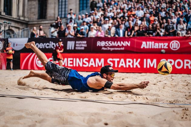 Beachvolleyball Männer Allianz German Beach Club Finals Die Finals 2026 Hannover Beachclub Kiel vs. Beachvolley United 24.07.2026 Bo Hansen springt zum Ball Hannover Opernplatz Niedersachsen Deutschland *** Men s Beach Volleyball Allianz German Beach Club Finals: The 2026 Finals in Hanover—Beachclub Kiel vs. Beachvolley United, July 24, 2026. Bo Hansen jumps for the ball at Opernplatz in Hanover, Lower Saxony, Germany