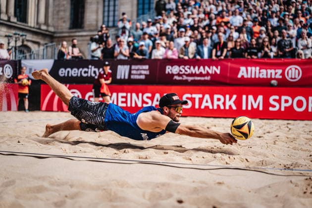 Beachvolleyball Männer Allianz German Beach Club Finals Die Finals 2026 Hannover Beachclub Kiel vs. Beachvolley United 24.07.2026 Bo Hansen springt zum Ball Hannover Opernplatz Niedersachsen Deutschland *** Men s Beach Volleyball Allianz German Beach Club Finals: The 2026 Finals in Hanover – Beachclub Kiel vs. Beachvolley United, July 24, 2026. Bo Hansen jumps for the ball at Opernplatz in Hanover, Lower Saxony, Germany