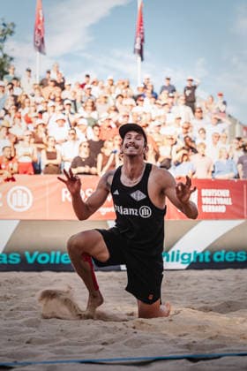 Beachvolleyball Männer Allianz German Beach Club Finals Die Finals 2026 Hannover Olympischer Eintracht Sponten vs. Hauptstadt Beacher 24.07.2026 Lukas Pfretzschner ärgert sich Hannover Opernplatz Niedersachsen Deutschland *** Men s Beach Volleyball Allianz German Beach Club Finals The 2026 Finals Hanover Olympic Sport Eintracht Sponten vs. Hauptstadt Beacher July 24, 2026 Lukas Pfretzschner is frustrated Hanover Opernplatz Lower Saxony Germany