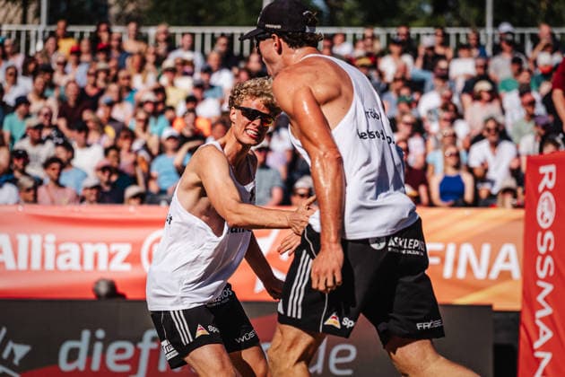 Beachvolleyball Männer Allianz German Beach Club Finals Die Finals 2026 Hannover Olympischer Eintracht Sponten vs. Hauptstadt Beacher 24.07.2026 v.l. Tamo Wüst und Tristan Fröbel jubeln Hannover Opernplatz Niedersachsen Deutschland *** Men s Beach Volleyball Allianz German Beach Club Finals The 2026 Finals Hanover Olympic Sport Eintracht Sponten vs. Hauptstadt Beacher July 24, 2026 Photo: Tamo Wüst and Tristan Fröbel celebrate at Opernplatz in Hanover, Lower Saxony, Germany