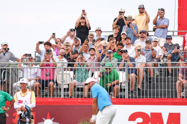 Spectators take video while Scottie Scheffler of the United States tees off on the 18th tee during the second round of the 2026 3M Open at TPC Twin Cities on July 24, 2026 in Blaine, Minnesota. CSM Blaine USA - ZUMAc04_ 20260724_zma_c04_138 Copyright: xStevenxGarciax