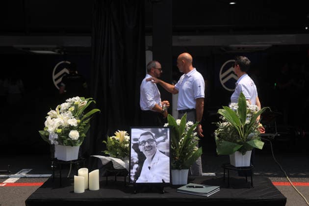 Bild, Kerzen und Blumen in Gedenken auf einem Tisch vor der Citreon Box für den kürzlich verstorbenen Cyril Blais (FRA) Teamchef, Boxengasse, FIA Formel E Weltmeisterschaft, Saison 12, Tokio E- Prix, 24.07.2026 *** A photo, candles, and flowers placed in memory of the recently deceased Cyril Blais, FRA team principal, on a table in front of the Citroën pit box; pit lane, FIA Formula E World Championship, Season 12, Tokyo E-Prix, July 24, 2026