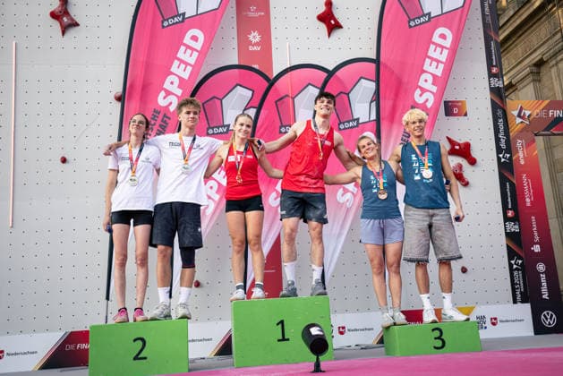 24.07.2026: Klettern - Speedklettern: Die Finals 2026 - Deutsche Meisterschaft Speed - Gemischte Staffel Links Laura Wachter (Baden-Württemberg) und Nick Ressmann (Baden-Württemberg), Mitte Nele Thomas (Nordrhein-Westfalen) und Andrin Zedler (Nordrhein-Westfalen), Rechts Florence Grünewald (Rheinland-Pfalz) und Finn-Lucas Scholtes (Rheinland-Pfalz) Hannover Opernplatz Niedersachsen Deutschland *** July 24, 2026 Climbing Speed Climbing The Finals 2026 German Speed Climbing Mixed Relay Links Laura Wachter, Baden-Württemberg, and Nick Ressmann, Baden-Württemberg, center: Nele Thomas (North Rhine-Westphalia) and Andrin Zedler (North Rhine-Westphalia), right: Florence Grünewald (Rhineland-Palatinate) and Finn Lucas Scholtes (Rhineland-Palatinate), Hannover Opernplatz, Lower Saxony, Germany