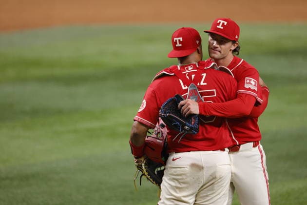 July 24, 2026, Arlington, Texas, USA: Texas Rangers pitcher JACOB LATZ (67) and Texas Rangers catcher ELIAS DIAZ (35) celebrate the save and a Texas win over Seattle. Friday, July 24, 2026, in Arlington, Texas. Arlington USA - ZUMAa325 20260724_zsa_a325_003 Copyright: xDavidxBalleringxIix