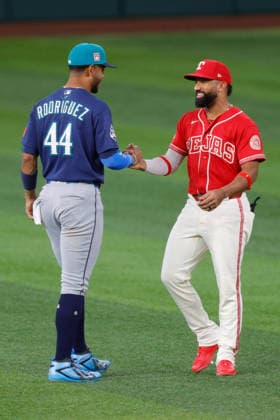 July 24, 2026, Arlington, Texas, USA: Texas Rangers third baseman EZEQUIEL DURAN (20) and Seattle Mariners center fielder JULIO RODRIGUEZ (44) shakes hands before a baseball game, Friday, July 24, 2026, in Arlington, Texas. Arlington USA - ZUMAa325 20260724_zsa_a325_012 Copyright: xDavidxBalleringxIix