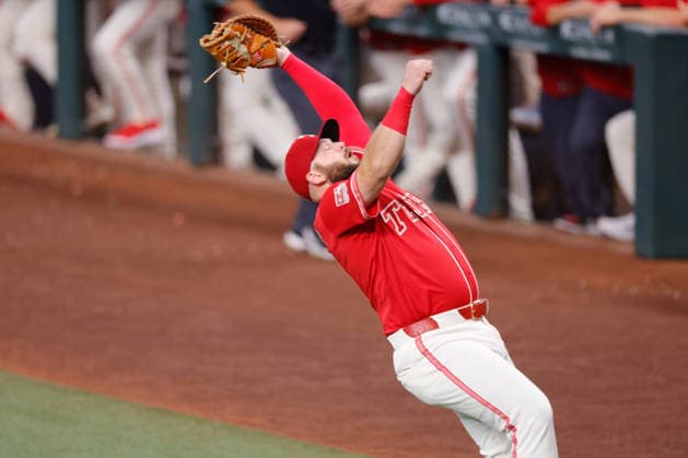 July 24, 2026, Arlington, Texas, USA: Texas Rangers first baseman JAKE BURGER (21) catches a foul ball in a baseball game, Friday, July 24, 2026, in Arlington, Texas. Arlington USA - ZUMAa325 20260724_zsa_a325_019 Copyright: xDavidxBalleringxIix