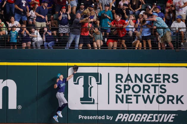 July 24, 2026, Arlington, Texas, USA: Seattle Mariners right fielder DOMINIC CANZONE (8) watches a Texas Rangers first baseman JAKE BURGER (21) home run in the fourth inning during a baseball game, Friday, July 24, 2026, in Arlington, Texas. Arlington USA - ZUMAa325 20260724_zsa_a325_024 Copyright: xDavidxBalleringxIix
