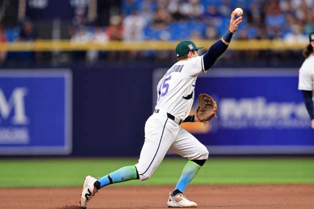 July 24, 2026, St. Petersburg, Florida, USA: Tampa Bay Rays shortstop Ben Williamson (15) fields a ball off the bat of Cleveland Guardians shortstop Brayan Rocchio (4) and throws him out at first base during an MLB, Baseball Herren, USA game on July 24, 2026 at Tropicana Field. The Rays beat the Guardians 11-3. St. Petersburg USA - ZUMAh180 20260724_zsp_h180_005 Copyright: xKimxHukarix