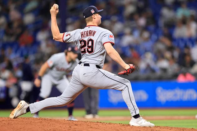 July 24, 2026, St. Petersburg, Florida, USA: Cleveland Guardians pitcher Tim Herrin (29) delivers a pitch during an MLB, Baseball Herren, USA game against the Tampa Bay Rays on July 24, 2026 at Tropicana Field. The Rays beat the Guardians 11-3. St. Petersburg USA - ZUMAh180 20260724_zsp_h180_019 Copyright: xKimxHukarix
