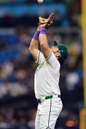 July 24, 2026, St. Petersburg, Florida, USA: Tampa Bay Rays first baseman Jonathan Aranda (8) catches a fly ball off the bat of Cleveland Guardians catcher Austin Hedges (27) during an MLB, Baseball Herren, USA game on July 24, 2026 at Tropicana Field. The Rays beat the Guardians 11-3. St. Petersburg USA - ZUMAh180 20260724_zsp_h180_022 Copyright: xKimxHukarix