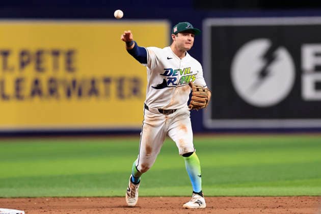 July 24, 2026, St. Petersburg, Florida, USA: Tampa Bay Rays shortstop Ben Williamson (15) fields a ball off the bat of Cleveland Guardians center fielder Petey Halpin (0) and throws him out at first base for the final out during an MLB, Baseball Herren, USA game on July 24, 2026 at Tropicana Field. The Rays beat the Guardians 11-3. St. Petersburg USA - ZUMAh180 20260724_zsp_h180_033 Copyright: xKimxHukarix