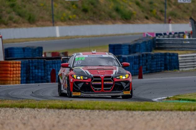 Der BMW M4 GT3 10 von Abt Sportsline mit Marco Mapelli durchfährt eine Kurve auf der Motorsport Arena Oschersleben. Das Fahrzeug zeigt eine rot-schwarz-goldene Lackierung mit Driving Change- und Ravenol-Sponsoring. BMW M4 GT3 10 von Marco Mapelli (Abt Sportsline) in Oschersleben *** The Abt Sportsline BMW M4 GT3 10, driven by Marco Mapelli, navigates a turn at the Motorsport Arena Oschersleben. The car features a red, black, and gold paint scheme with sponsorship from Driving Change and Ravenol. Marco Mapelli’s Abt Sportsline BMW M4 GT3 10 at Oschersleben Copyright: xMichaelxSchäferx