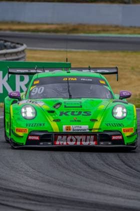 Der Porsche 911 GT3 R 90 von Manthey Racing mit Ricardo Feller am Steuer nimmt eine Kurve auf der Motorsport Arena Oschersleben. Das neongrüne Fahrzeug mit gelben Akzenten und lila Spiegelkappen ist frontal in voller Fahrt zu sehen. Porsche 911 GT3 R 90 von Ricardo Feller (Manthey Racing) in Oschersleben *** The Manthey Racing Porsche 911 GT3 R 90, driven by Ricardo Feller, takes a turn at the Motorsport Arena Oschersleben. The neon-green car, featuring yellow accents and purple mirror caps, is shown from the front at full speed. Ricardo Feller’s Porsche 911 GT3 R 90 Manthey Racing in Oschersleben Copyright: xMichaelxSchäferx