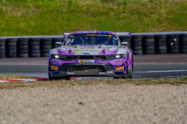 Der Ford Mustang GT3 64 von HRT Ford Racing mit Finn Wiebelhaus nimmt eine Kurve auf der Motorsport Arena Oschersleben. Das Fahrzeug zeigt die violett-weiße Lackierung mit lila Grafik-Elementen und Sponsoren wie Speedlink, Medion, fairtronics und Pirelli. Ford Mustang GT3 64 von Finn Wiebelhaus (HRT Ford Racing) in Oschersleben *** The Ford Mustang GT3 64 from HRT Ford Racing, driven by Finn Wiebelhaus, takes a turn at the Motorsport Arena Oschersleben. The car features a purple-and-white paint scheme with purple graphic elements and sponsors such as Speedlink, Medion, fairtronics, and Pirelli. Finn Wiebelhaus’s Ford Mustang GT3 64 from HRT Ford Racing in Oschersleben Copyright: xMichaelxSchäferx