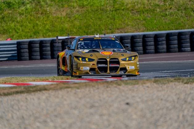 Der BMW M4 GT3 3 von Kelvin van der Linde (Schubert Motorsport) nimmt eine Kurve auf der Motorsport Arena Oschersleben. Das Fahrzeug trägt die gold-rot-orange Shell-Helix-Lackierung mit flammenartiger Grafik auf der Fahrzeugseite. BMW M4 GT3 3 von Kelvin van der Linde (Schubert Motorsport) in Oschersleben *** The BMW M4 GT3 3 driven by Kelvin van der Linde of Schubert Motorsport takes a turn at the Motorsport Arena Oschersleben. The car features the gold, red, and orange Shell Helix livery with flame-like graphics on the side. BMW M4 GT3 3 driven by Kelvin van der Linde of Schubert Motorsport in Oschersleben Copyright: xMichaelxSchäferx