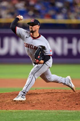 July 24, 2026, St. Petersburg, Florida, USA: Cleveland Guardians pitcher Shawn Armstrong (43) delivers a pitch during an MLB, Baseball Herren, USA game against the Tampa Bay Rays on July 24, 2026 at Tropicana Field. The Rays beat the Guardians 11-3. St. Petersburg USA - ZUMAh180 20260724_zsp_h180_045 Copyright: xKimxHukarix