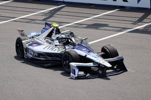 Felipe Drugovich (BRA) Andretti steht nach seinem Unfall mit seinem beschädigten Gen3 Evo Rennwagen auf der Strecke Strecke, FIA Formel E Weltmeisterschaft, Saison 12, Tokio E- Prix, 25.07.2026, 2. freies Training, Rote Flagge. *** Felipe Drugovich (BRA) of Andretti stands on the track with his damaged Gen3 Evo race car following his crash, FIA Formula E World Championship, Season 12, Tokyo E-Prix, July 25, 2026, Free Practice 2, Red Flag