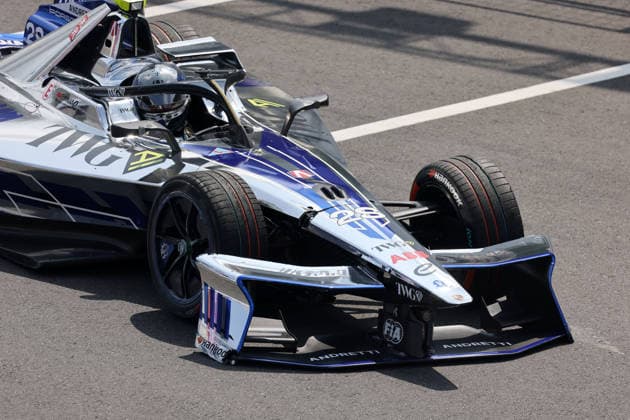 Felipe Drugovich (BRA) Andretti steht nach seinem Unfall mit seinem beschädigten Gen3 Evo Rennwagen auf der Strecke Strecke, FIA Formel E Weltmeisterschaft, Saison 12, Tokio E- Prix, 25.07.2026, 2. freies Training, Rote Flagge. *** Felipe Drugovich (BRA) of Andretti stands on the track with his damaged Gen3 Evo race car following his crash, FIA Formula E World Championship, Season 12, Tokyo E-Prix, July 25, 2026, Free Practice 2, Red Flag