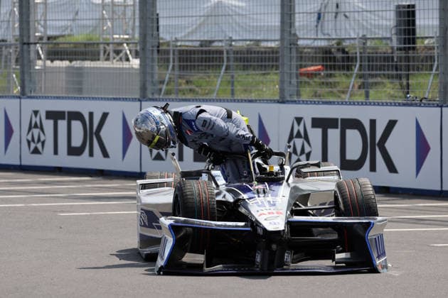 Felipe Drugovich (BRA) Andretti schaut sich nach seinem Unfall sein beschädigten Gen3 Evo Rennwagen an, Strecke, FIA Formel E Weltmeisterschaft, Saison 12, Tokio E- Prix, 25.07.2026, 2. freies Training, Rote Flagge. *** Felipe Drugovich (BRA) of Andretti inspects his damaged Gen3 Evo race car after his crash, track, FIA Formula E World Championship, Season 12, Tokyo E-Prix, July 25, 2026, Free Practice 2, Red Flag
