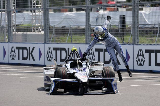 Felipe Drugovich (BRA) Andretti springt nach seinem Unfall aus seinem beschädigten Gen3 Evo Rennwagen, Strecke, FIA Formel E Weltmeisterschaft, Saison 12, Tokio E- Prix, 25.07.2026, 2. freies Training, Rote Flagge. *** Felipe Drugovich (BRA) of Andretti jumps out of his damaged Gen3 Evo race car after his crash, track, FIA Formula E World Championship, Season 12, Tokyo E-Prix, July 25, 2026, Free Practice 2, Red Flag