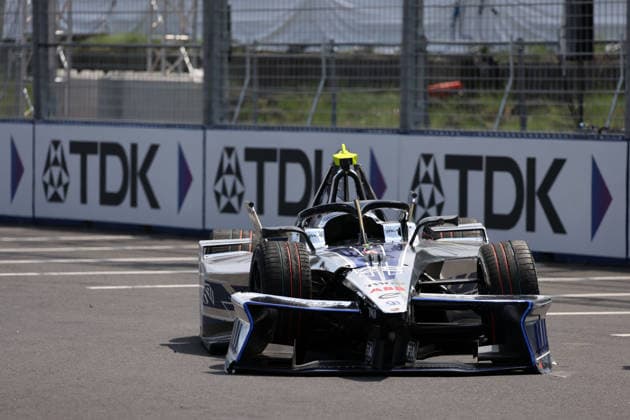 Felipe Drugovich beschädigter Andretti Gen3 Evo Rennwagen nach seinem Unfall steht auf der Strecke, FIA Formel E Weltmeisterschaft, Saison 12, Tokio E- Prix, 25.07.2026, 2. freies Training, Rote Flagge. *** Felipe Drugovich s damaged Andretti Gen3 Evo race car lies on the track following his crash, FIA Formula E World Championship, Season 12, Tokyo E-Prix, July 25, 2026, Free Practice 2, Red Flag