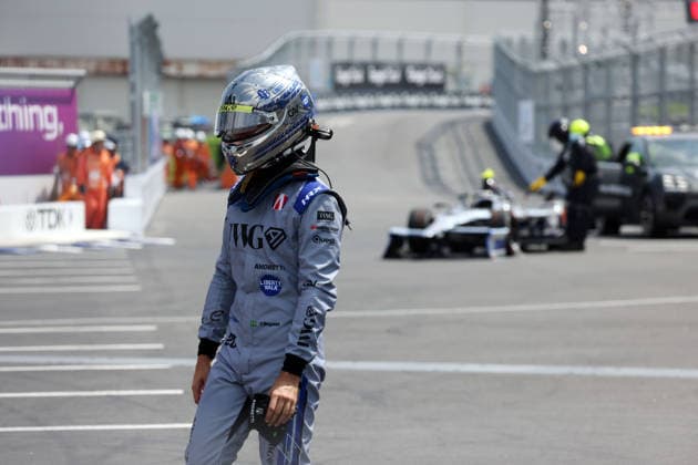 Felipe Drugovich (BRA) Andretti läuft nach seinem Unfall über die Strecke, FIA Formel E Weltmeisterschaft, Saison 12, Tokio E- Prix, 25.07.2026, 2. freies Training, Rote Flagge *** Felipe Drugovich (BRA) of Andretti walks across the track after his crash, FIA Formula E World Championship, Season 12, Tokyo E-Prix, July 25, 2026, Free Practice 2, Red Flag